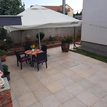 Apartament Sara *