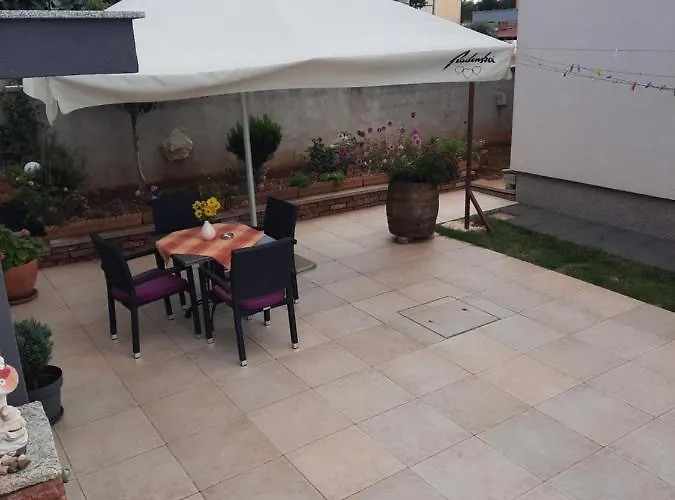 Апартаменти Sarah *